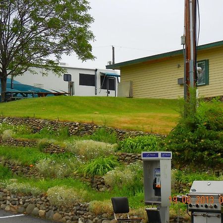 Pleasant View Motel Summerland Bagian luar foto