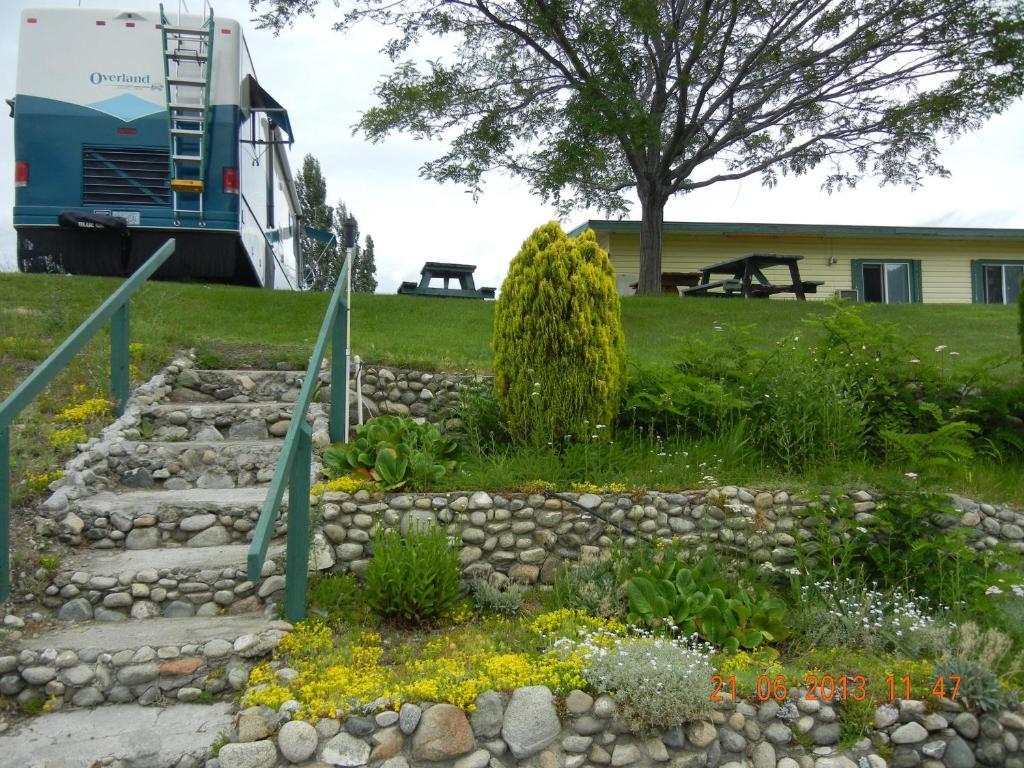 Pleasant View Motel Summerland Bagian luar foto