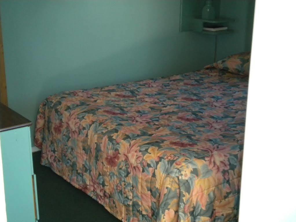 Pleasant View Motel Summerland Bagian luar foto